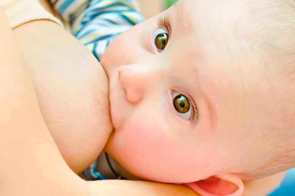 Pourquoi bébé tire sur le mamelon