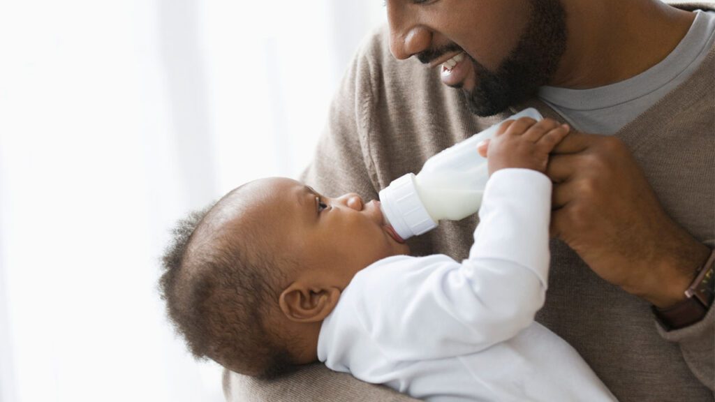Comment introduire le biberon chez un bébé allaité au sein 