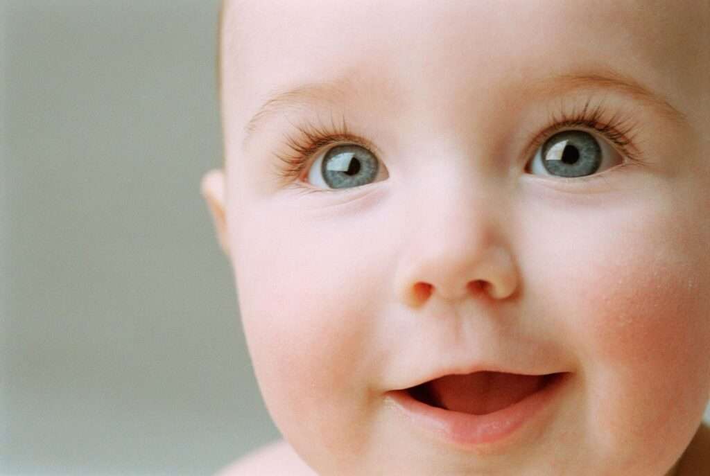Les astuces pour mieux observer la couleur des yeux de bébé
