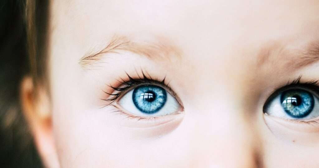 Comment savoir si les yeux de bébé vont changer de couleur 