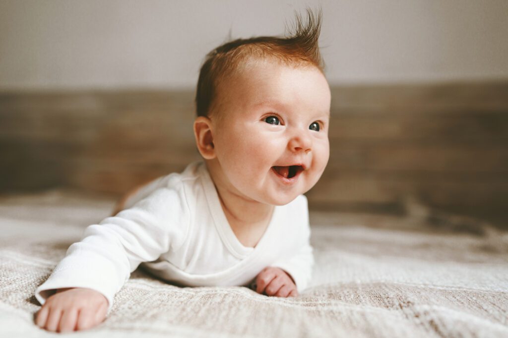 Comment les couleurs et les formes sont perçues par les bébés de 2 mois