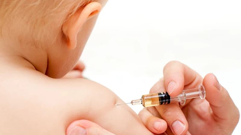 Peut-on sortir avec un bébé non vacciné