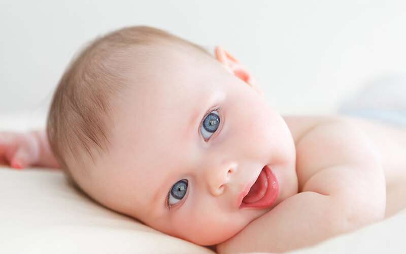 Pourquoi les bébés naissent-ils avec des yeux bleus