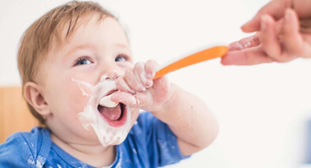 À partir de quel âge est-il approprié d'introduire des yaourts naturels dans l'alimentation de mon bébé ?