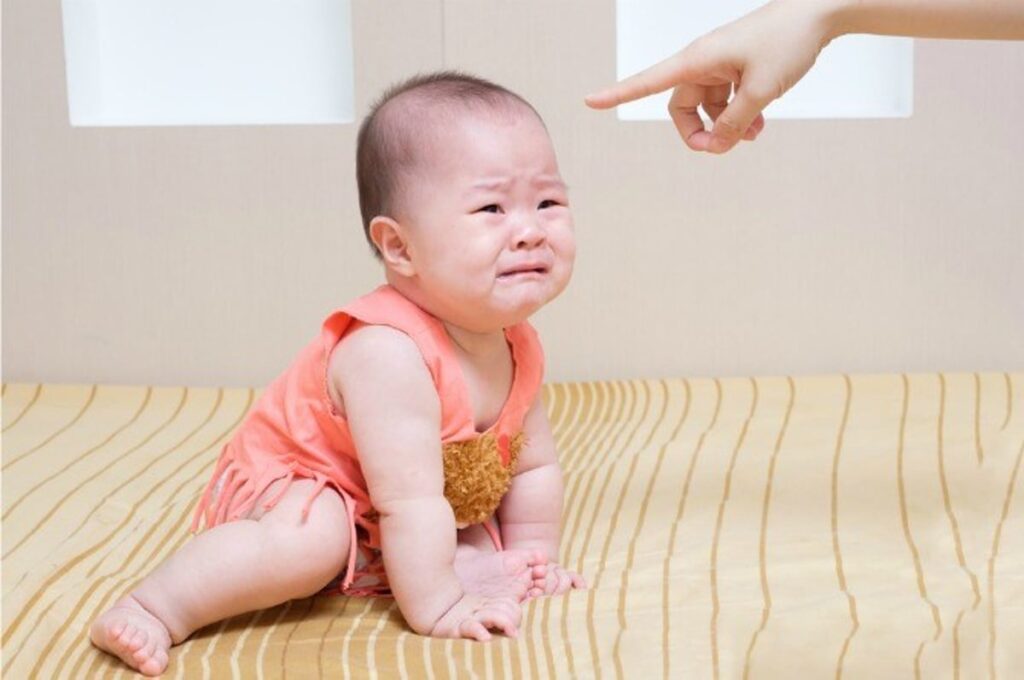 Les signes que votre bébé commence à comprendre les conséquences de ses actions