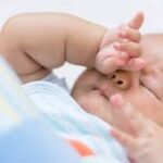 Comprendre pourquoi bébé se frotte Signification et Solutions