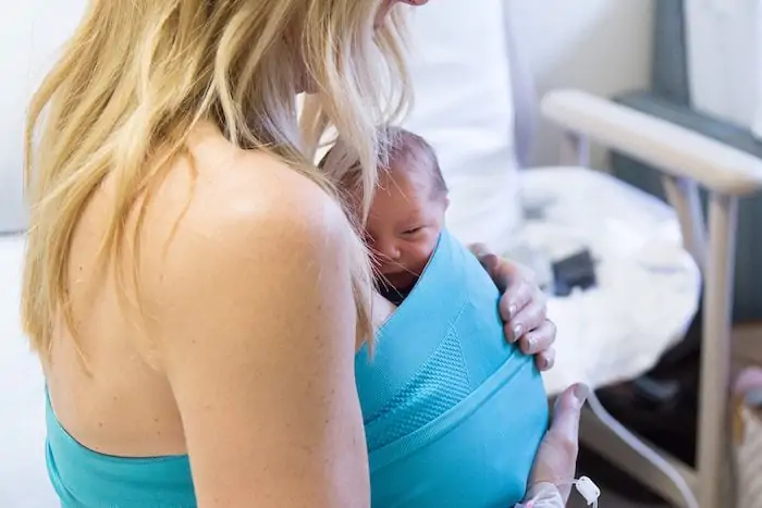 Voici comment maximiser le temps passé en bandeau peau à peau avec bébé