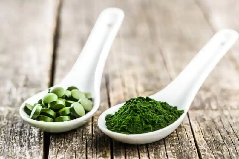 Est-ce que la spiruline donne des selles noires
