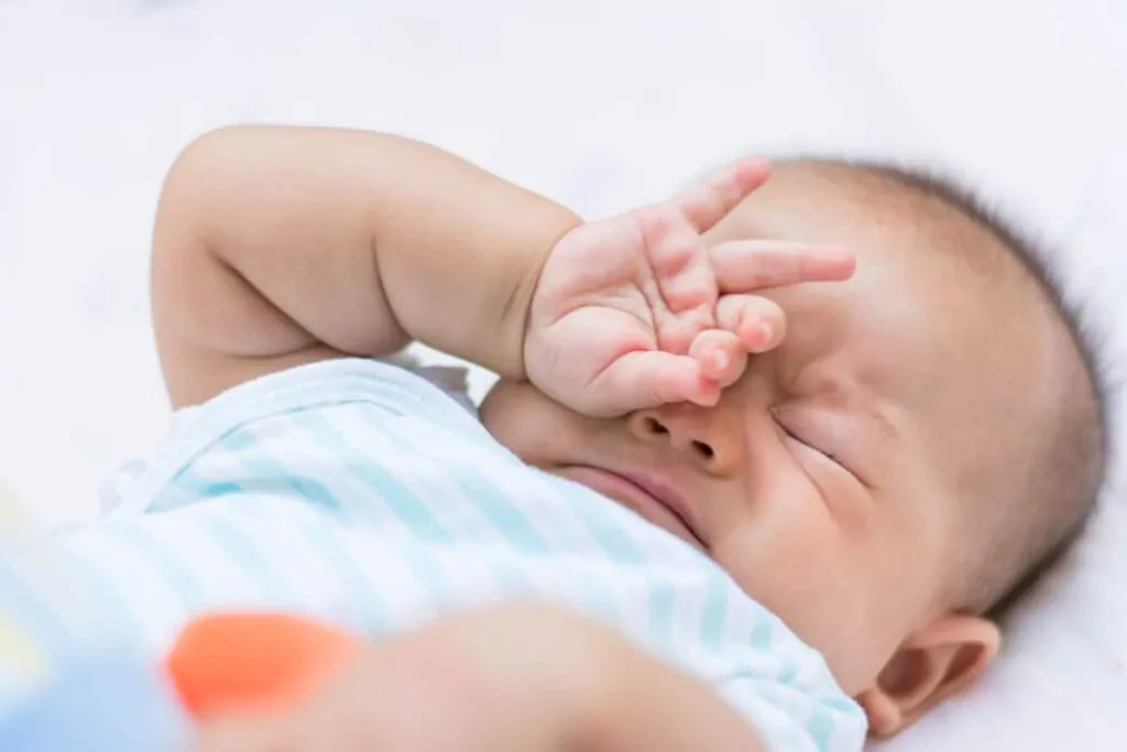 Pourquoi mon bébé se frotte-t-il le visage pendant qu'il dort 