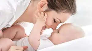 Pourquoi votre bébé se frotte à vous ?