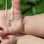 La médaille de baptême décodée